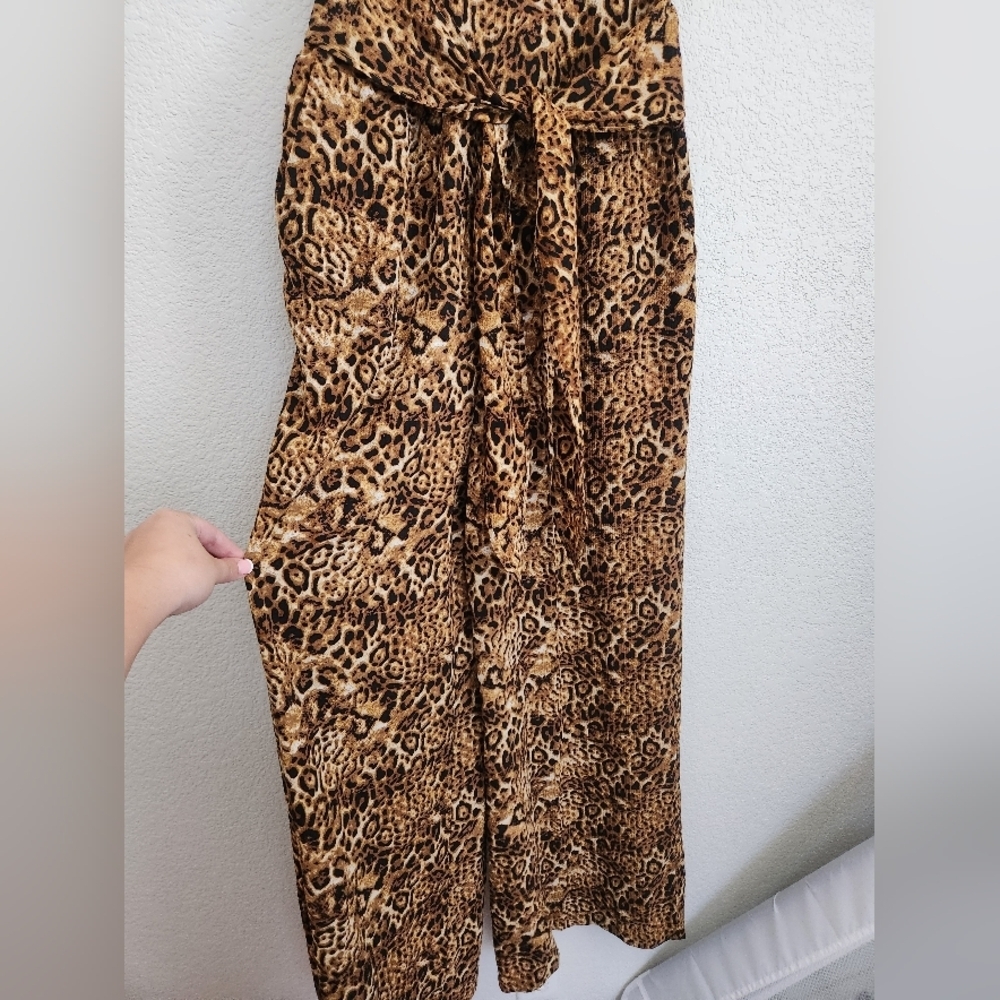 ALL IN‎ FAVOR LEOPARD PRINT WIDE LEG JUMPSUIT  SZ M - Picture 3 of 8